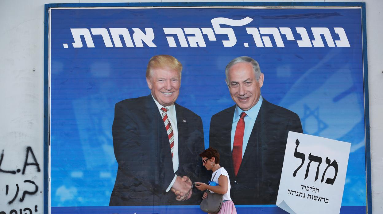 Un cartel de campaña en el que Netanyahu aparece saludando al presidente de EE.UU., Donald Trump