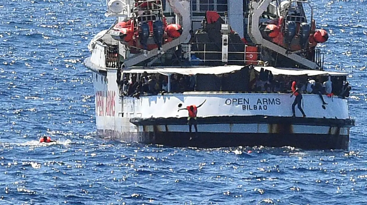Inmigrantes saltando al mar desde el Open Arms cuando permanecía bloqueado en aguas de Itlaia este verano
