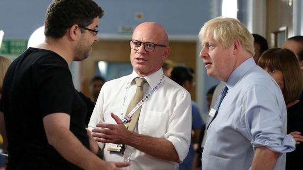 El padre de una niña enferma se encara con Boris Johnson: «No hay médicos ni enfermeras»