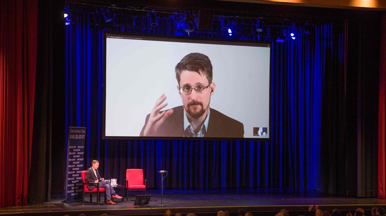 Snowden durante la presentación de sus memorias en Berlín a través de videoconferencia