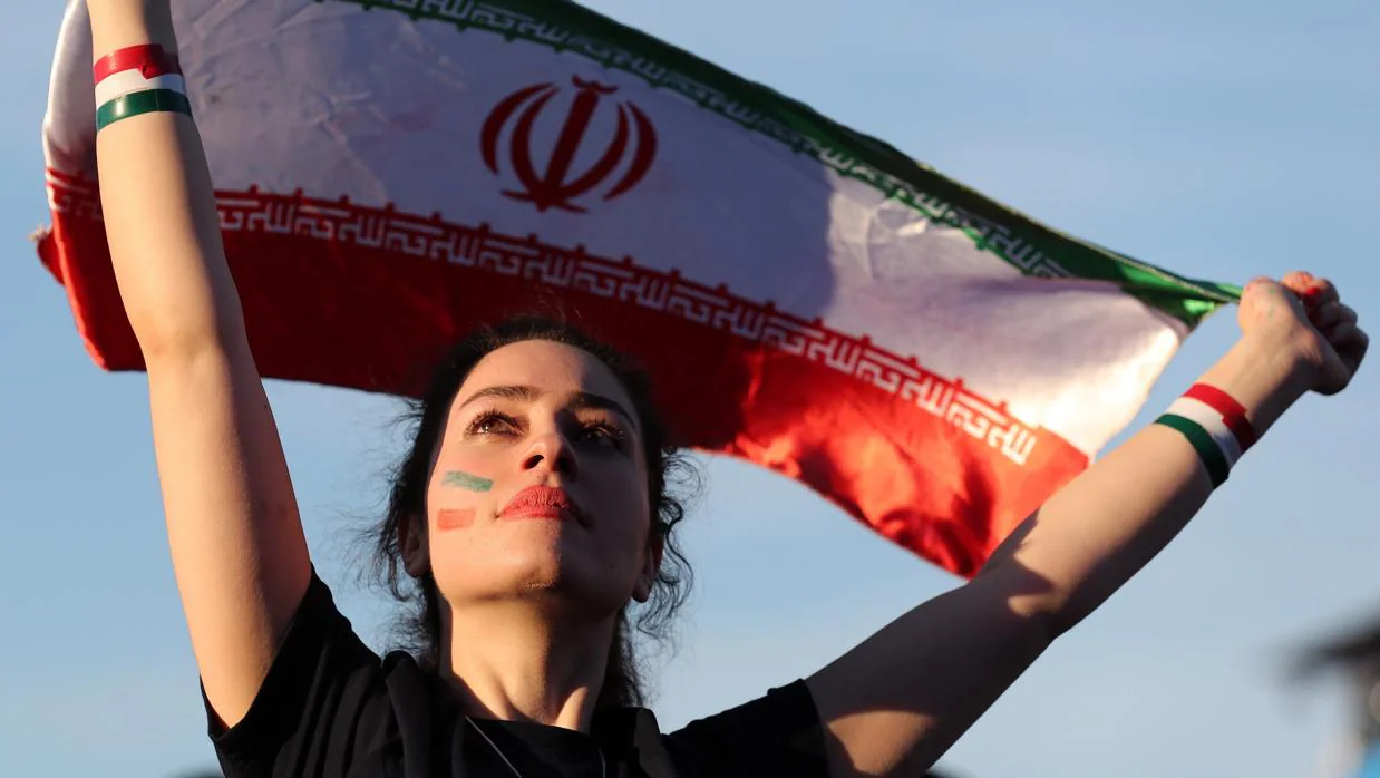 Una joven con la bandera iraní