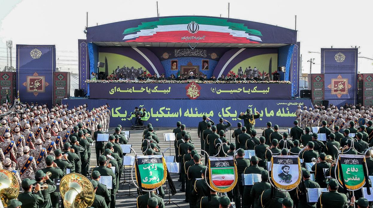 Desfile militar ayer en Teherán para conmemorar la guerra contra Irak