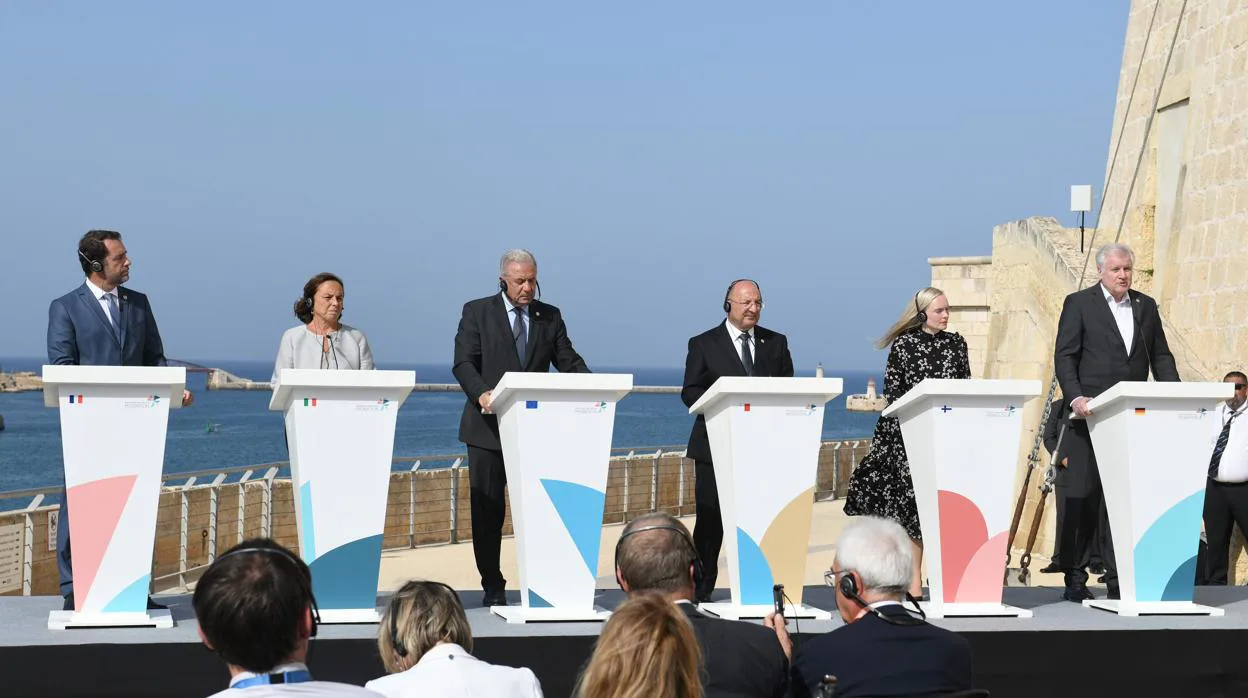 Los ministros del Interior de Francia, Italia Alemania, Finlandia, Malta y el comisario de migración de la UE, hoy en La Valetal