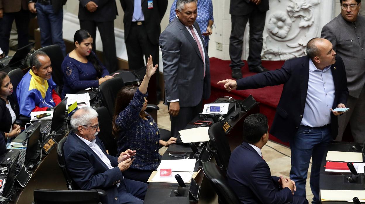 Regresan los diputados chavistas al Parlamento de Venezuela