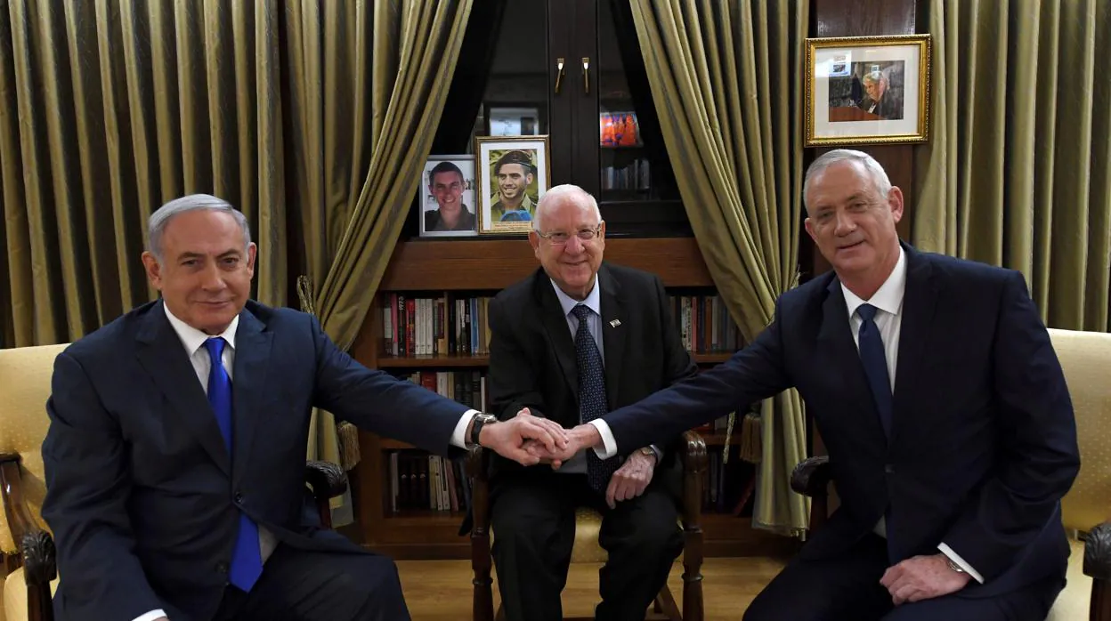 El presidente de Israel (centro), Reuven Rivlin; junto a los dos candidatos, Netanyahu (izq) y Gantz (drch)
