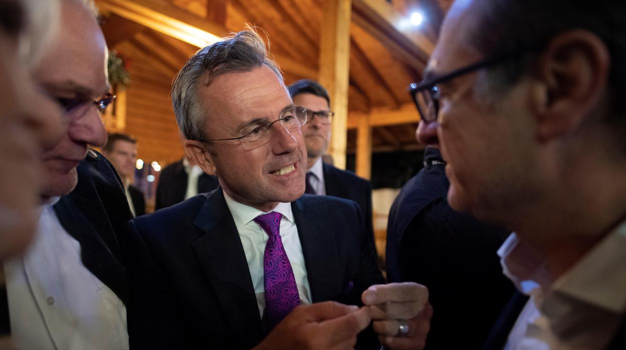 El presidente del FPÖ, Norbert Hofer, habla con su predecesor en el cargo, Heinz-Christian Strache, el pasado jueves en Viena