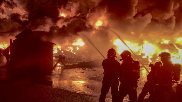 Preocupación en Francia por las consecuencias del «peligroso» incendio que ha arrasado una fábrica de productos tóxicos