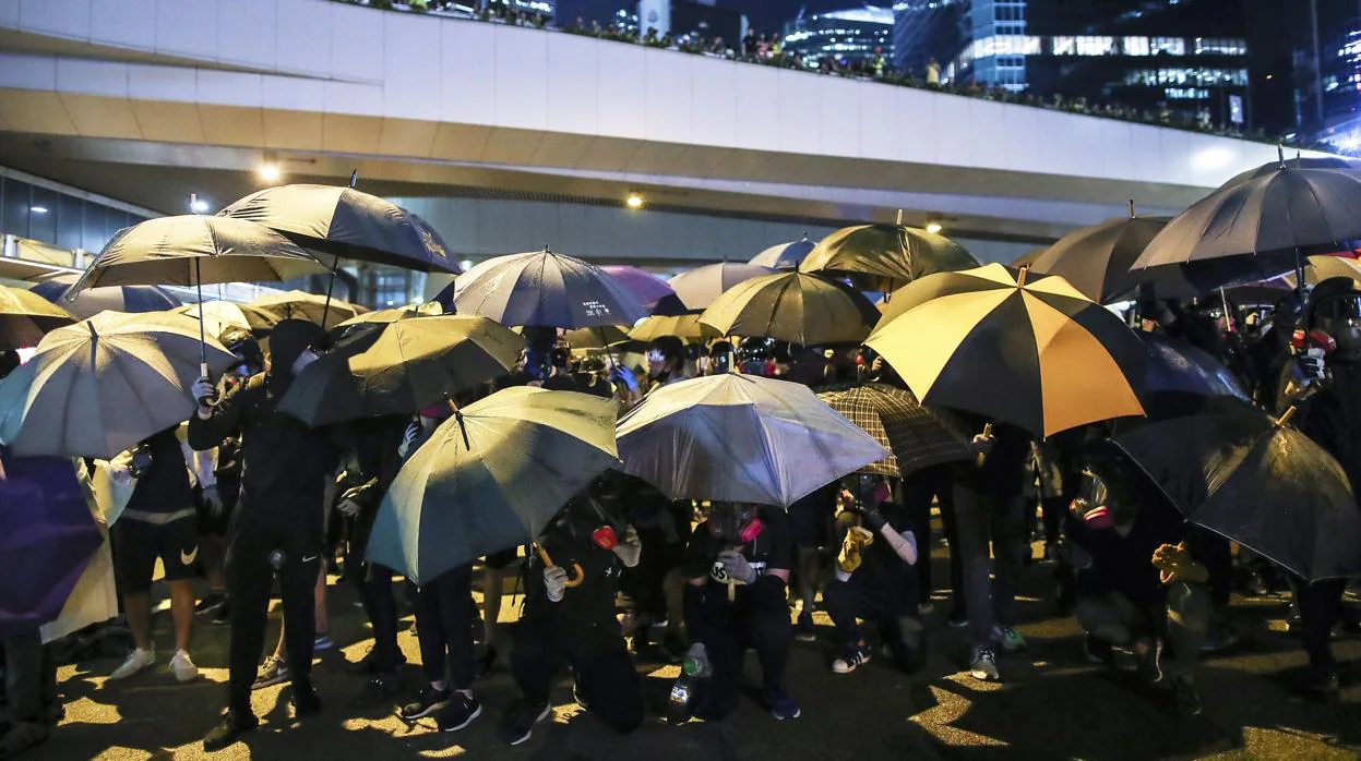 Un grupo de manifestantes conmemora el quinto aniversario de la Revolución de los Paraguas, hoy en Hong Kong