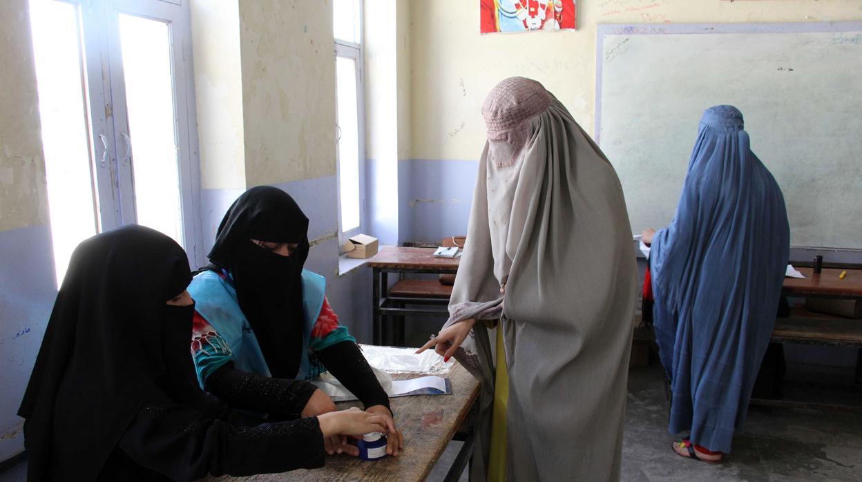 Una mujer afgana vota ayer en la localidad de Jalalabad