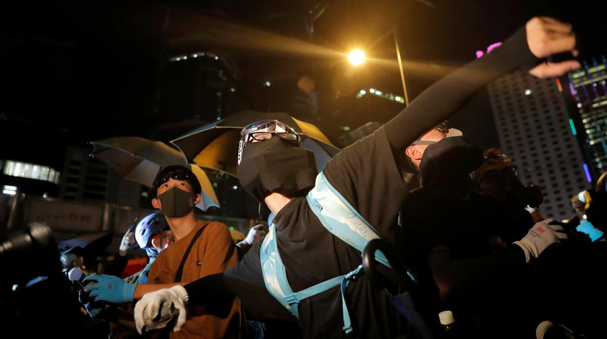Un manifestante se dispone a lanzar un adoquín, ayer en Hong Kong