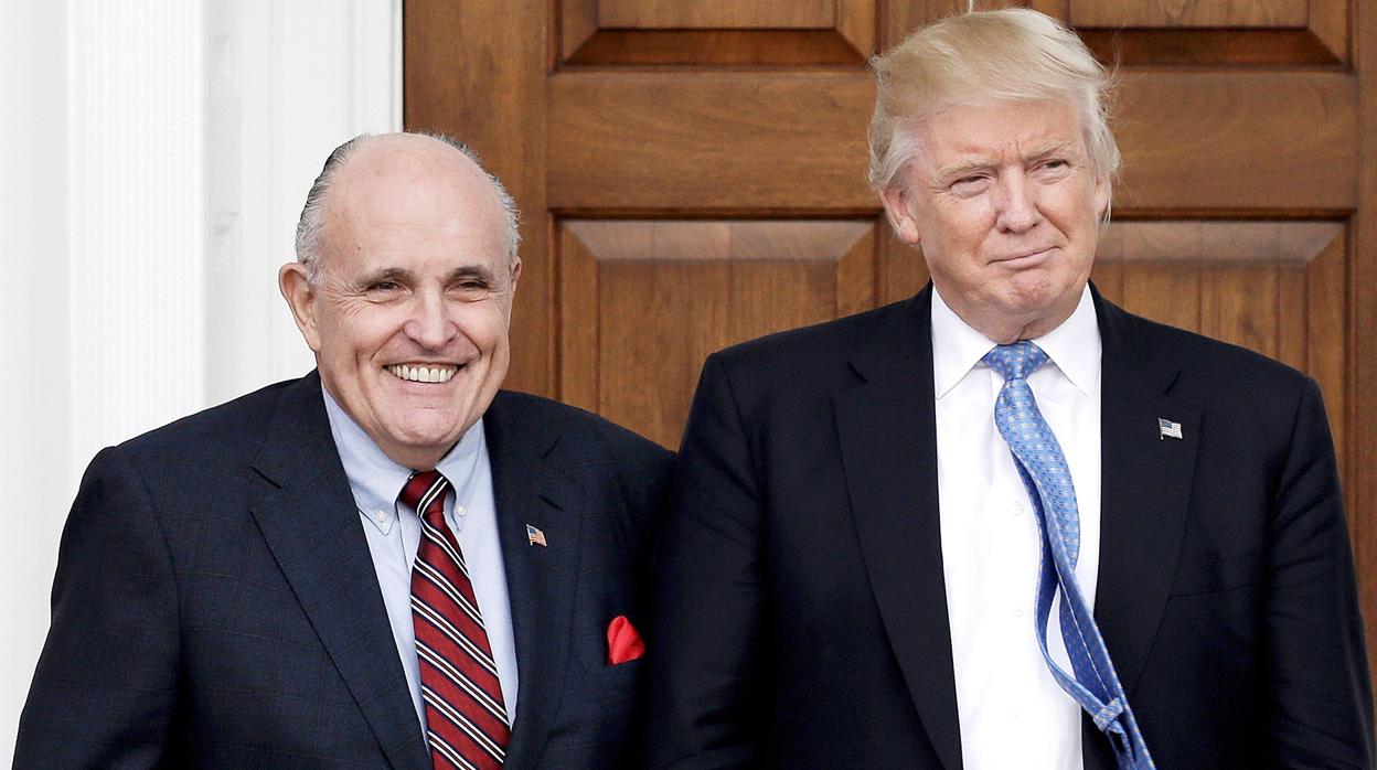 Rudy Giuliani junto al presidente de Estados Unidos, Donald Trump
