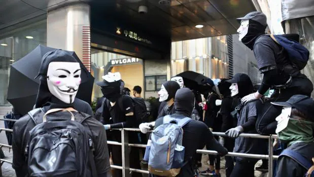 Hong Kong prohibirá las máscaras en las protestas para sofocar la revuelta por la democracia