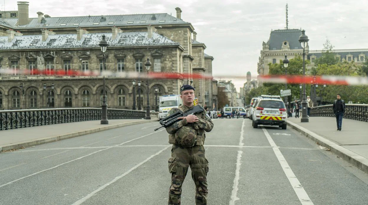 Un soldado bloquea el centro de París, ceraca de donde ha tenido lugar el ataque