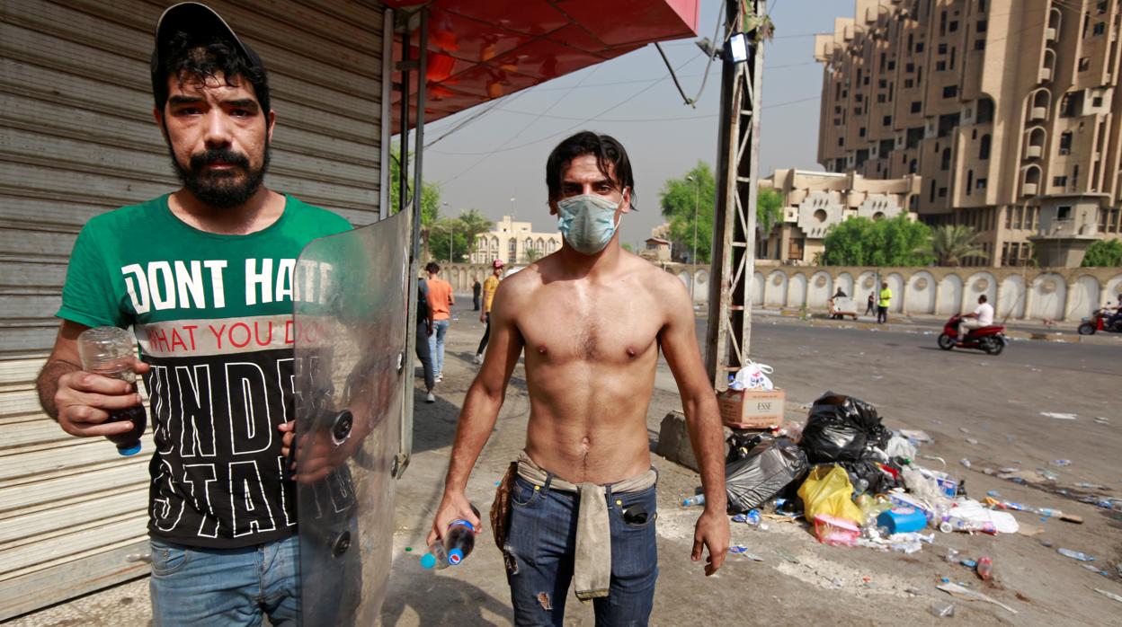 Dos manifestantes en Bagdad