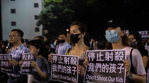Los manifestantes de Hong Kong claman venganza por el primer herido de bala