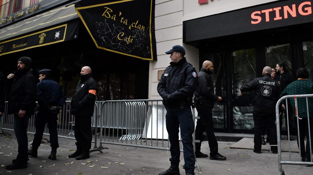 Un gupo de policías vigilan la entrada de la sala Bataclan, donde se produjo un terrible ataque terrorista en 2015