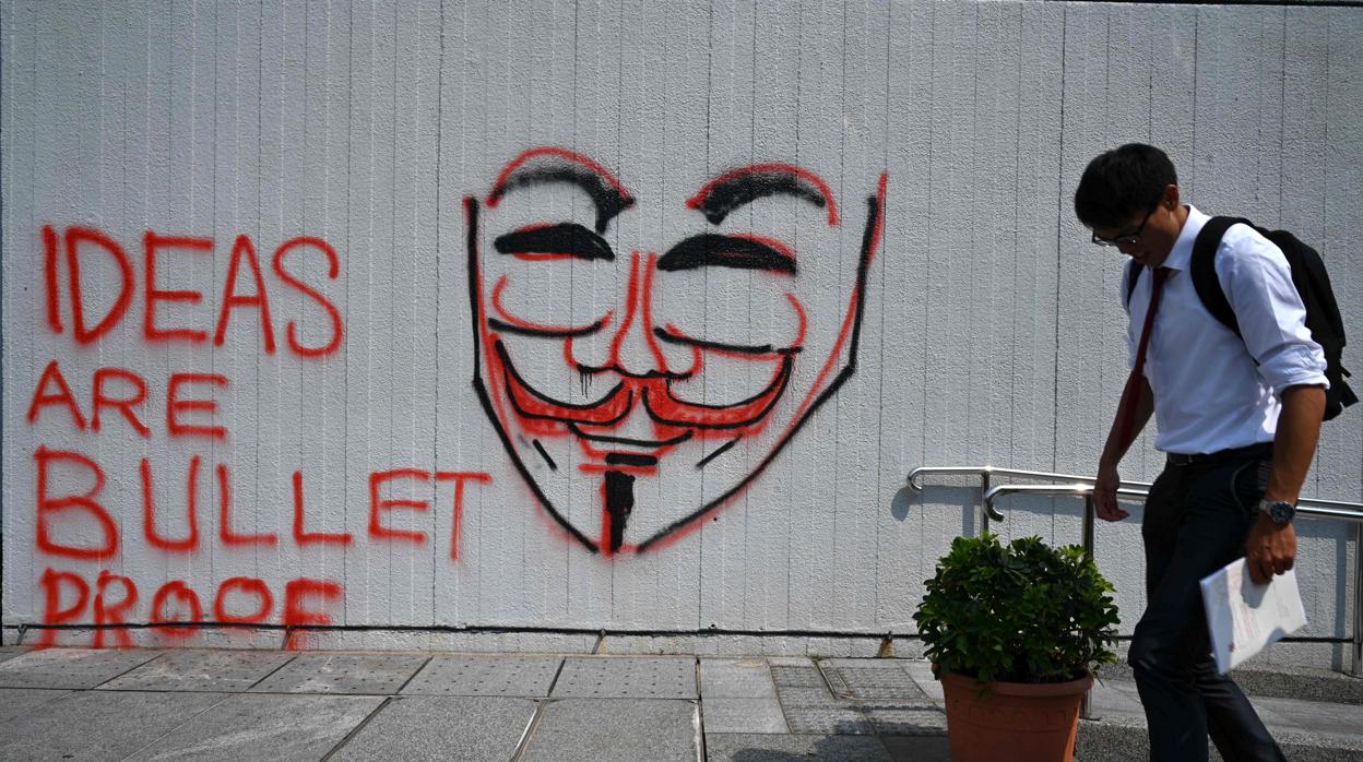 Las ideas están a prueba de balas, dice el grafitti en una pared de Hong Kong