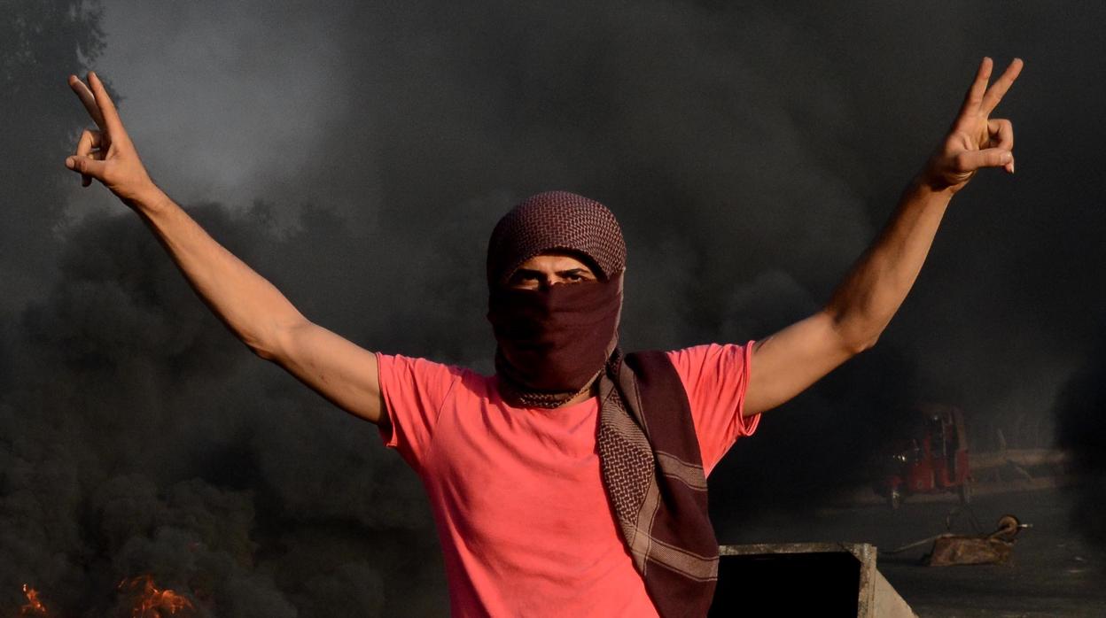 Un hombre protesta en Bagdad