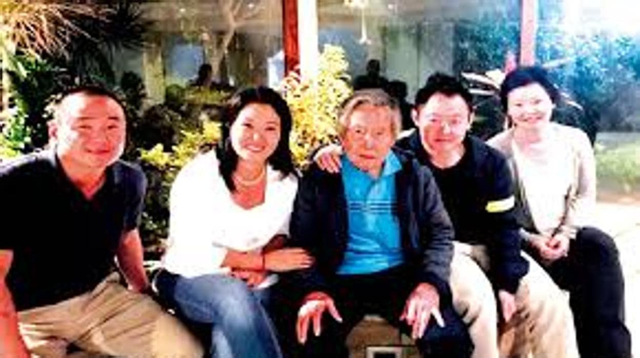 El exprexidente Alberto Fujimori, rodeado de su familia. A la izquierda, Keiko, y a la derecha, Kenji Fujimori