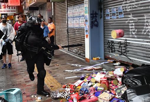 Un policía, en una calle vandalizada cerca de Hong Kong