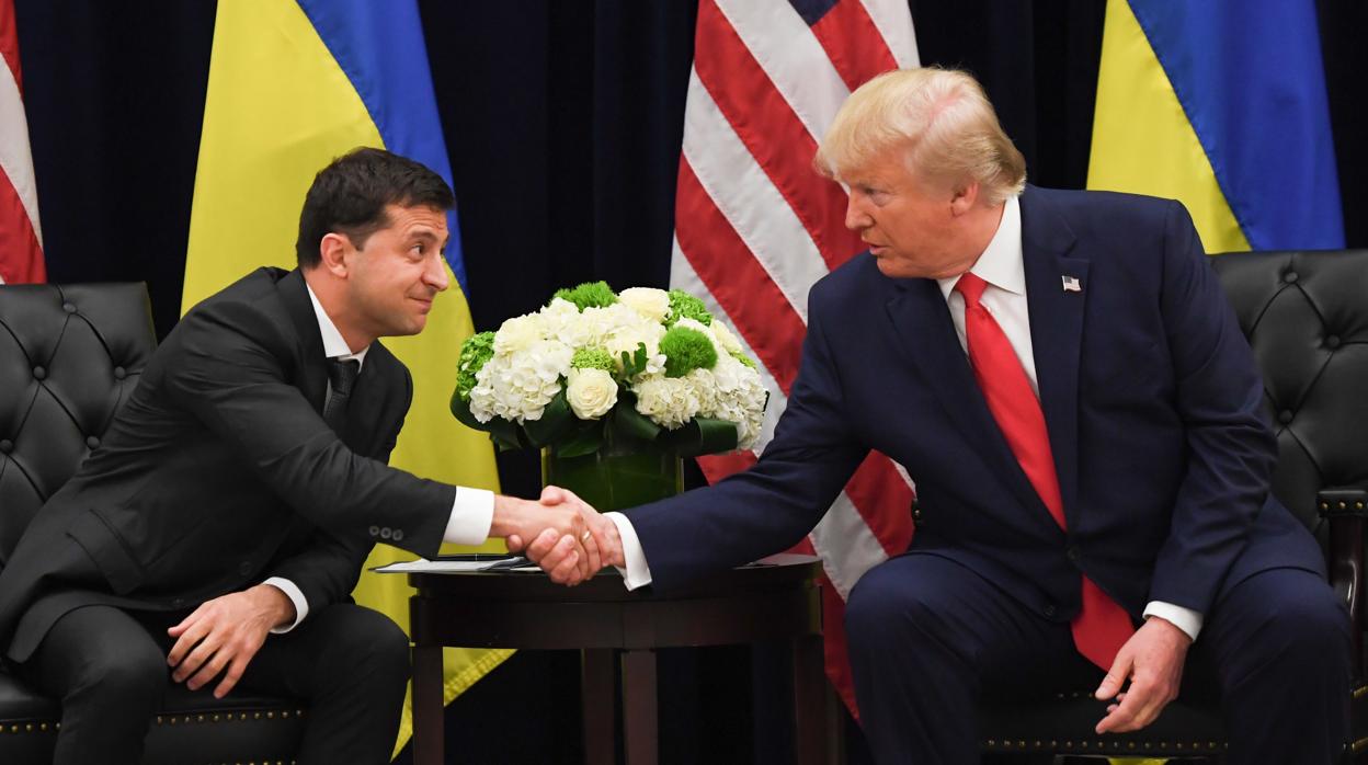 Los mandatarios de Ucrania, Volodymyr Zelensky (izda) y Estados Unidos, Donald Trump