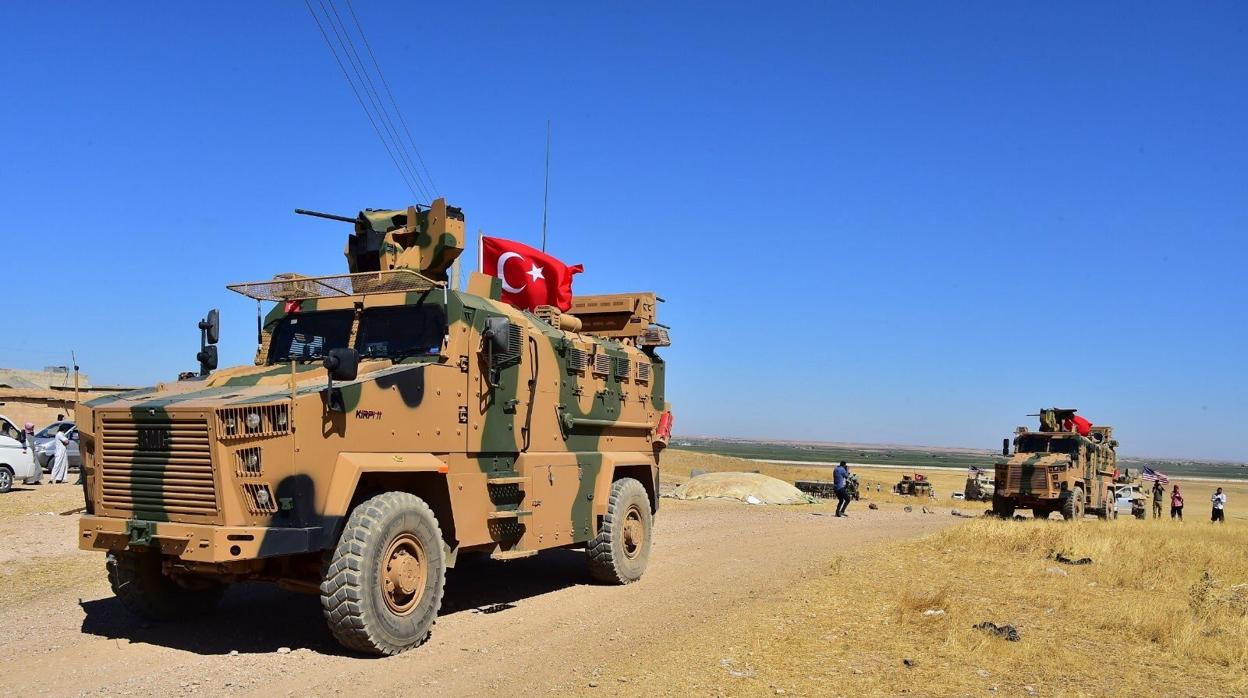 Un convoy turco patrulla en el norte de Siria, en la ciudad de Tal Abyad