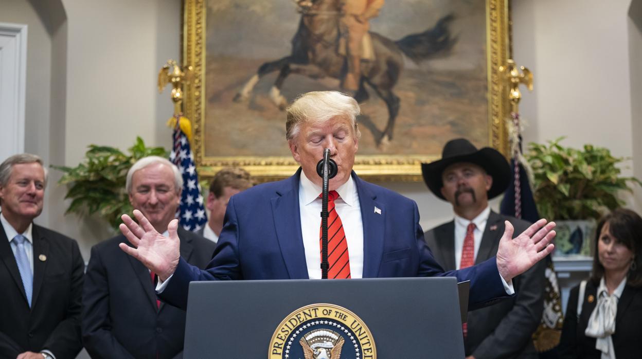 El presidente de Estados Unidos, Donald Trump, habla ante los medios