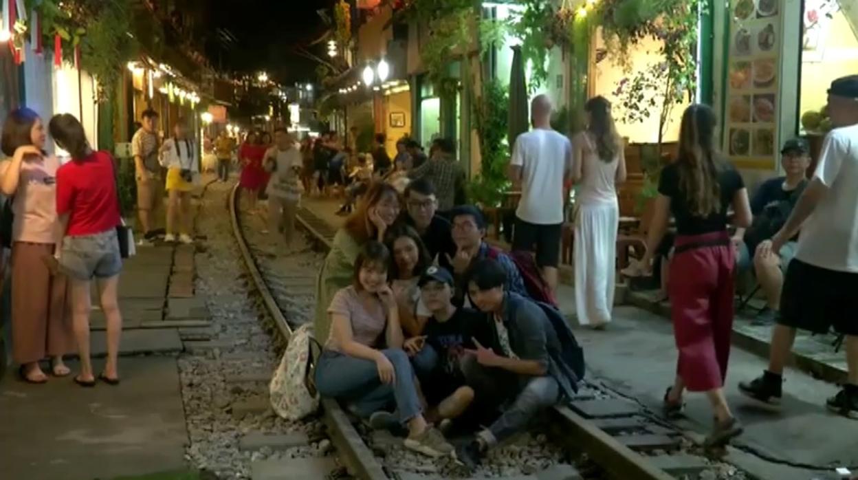 La peligrosa moda del selfi en las vías del tren que ha obligado a cerrar cafeterías