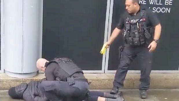 Al menos cinco personas apuñaladas en un centro comercial en Mánchester