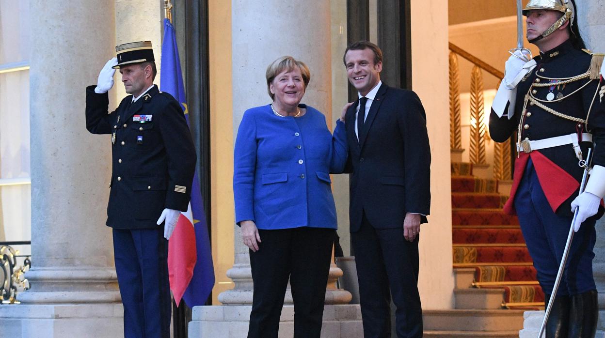 Angela Merkel se encuentra con Emmanuel Macron en el palacio del Elíseo