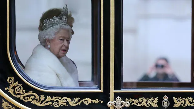 La Reina Isabel II llega a Westminster para inaugurar el nuevo curso parlamentario