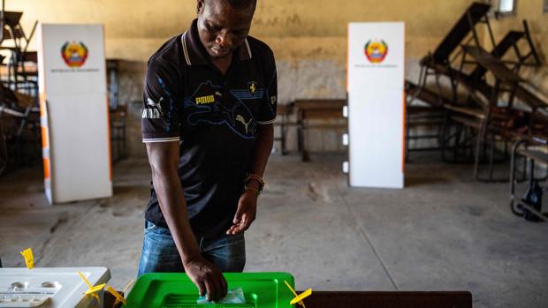 Mozambique vota unas cruciales elecciones en un clima tenso y de alto riesgo