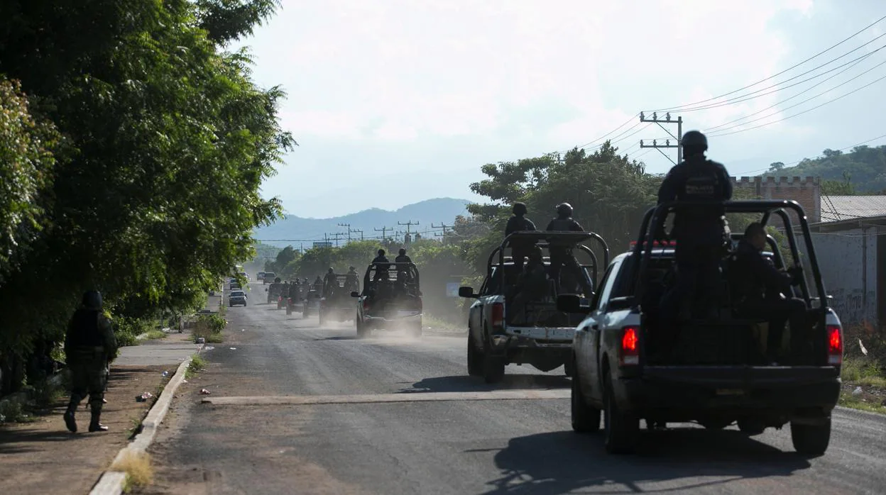 Un operativo de las fuerzas de seguridad tras la emboscada a un convoy policial por el cártel de Jalisco
