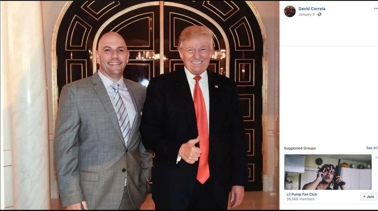 David Correia, con Donald Trump en una captura de pantalla hecha por los investigadores de una imagen publicada en la cuenta en una red social del empresario arrestado