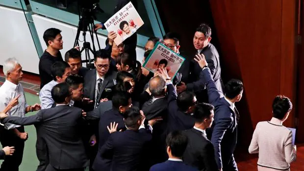 Los diputados pro-democráticos impiden a la jefa de Hong Kong hablar en el Parlamento