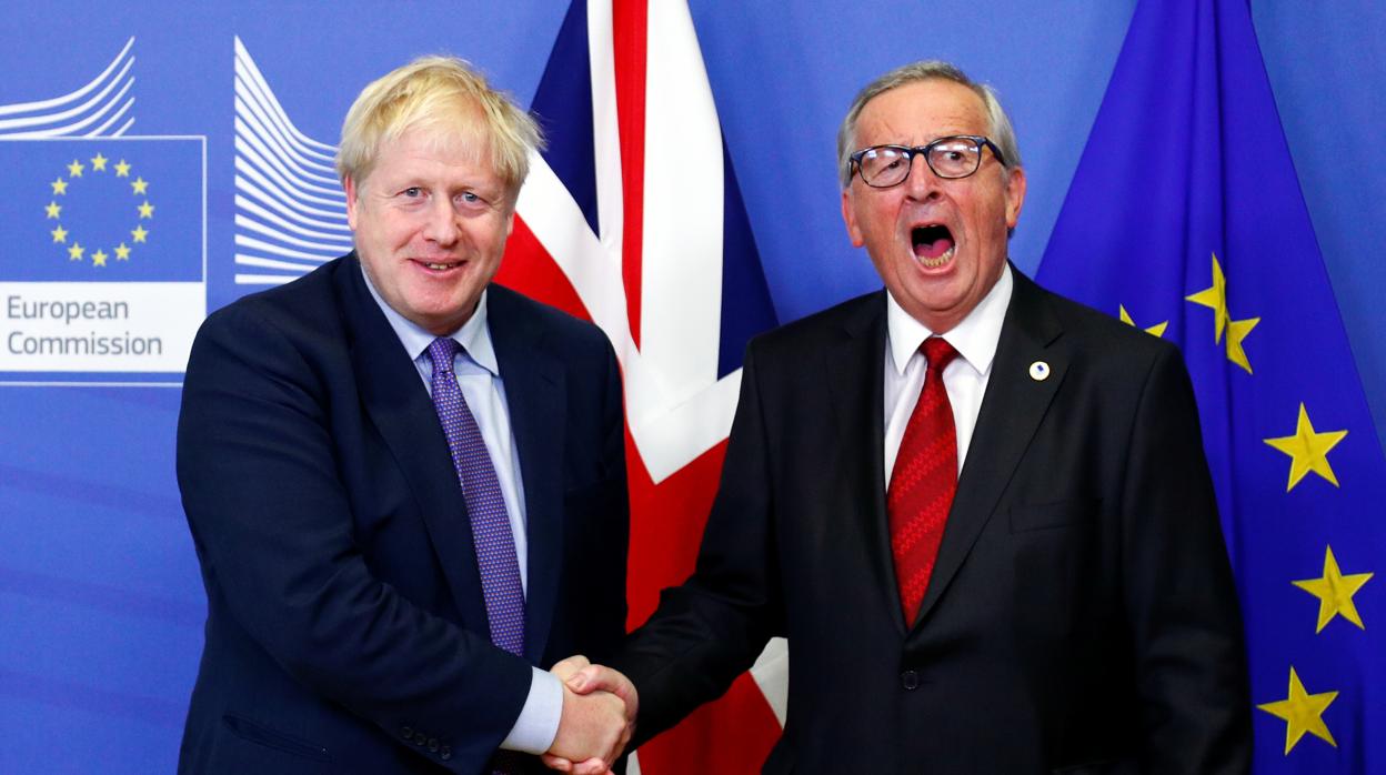 Boris Johnson y Jean-Claude Juncker, tras anunciar el acuerdo entre el Reino Unido y la UE sobre el Brexit