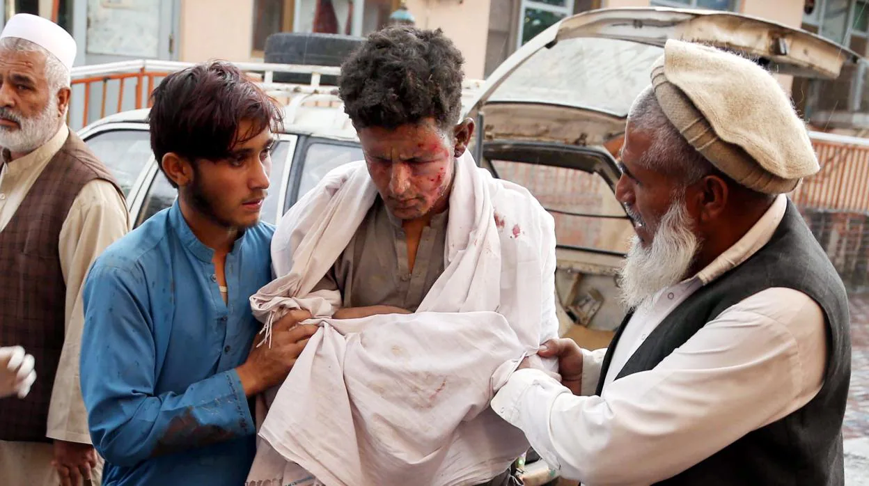 Uno de los jóvenes heridos en el atentado en Afganistán recibe asistencia médica en la ciudad de Jalalabad