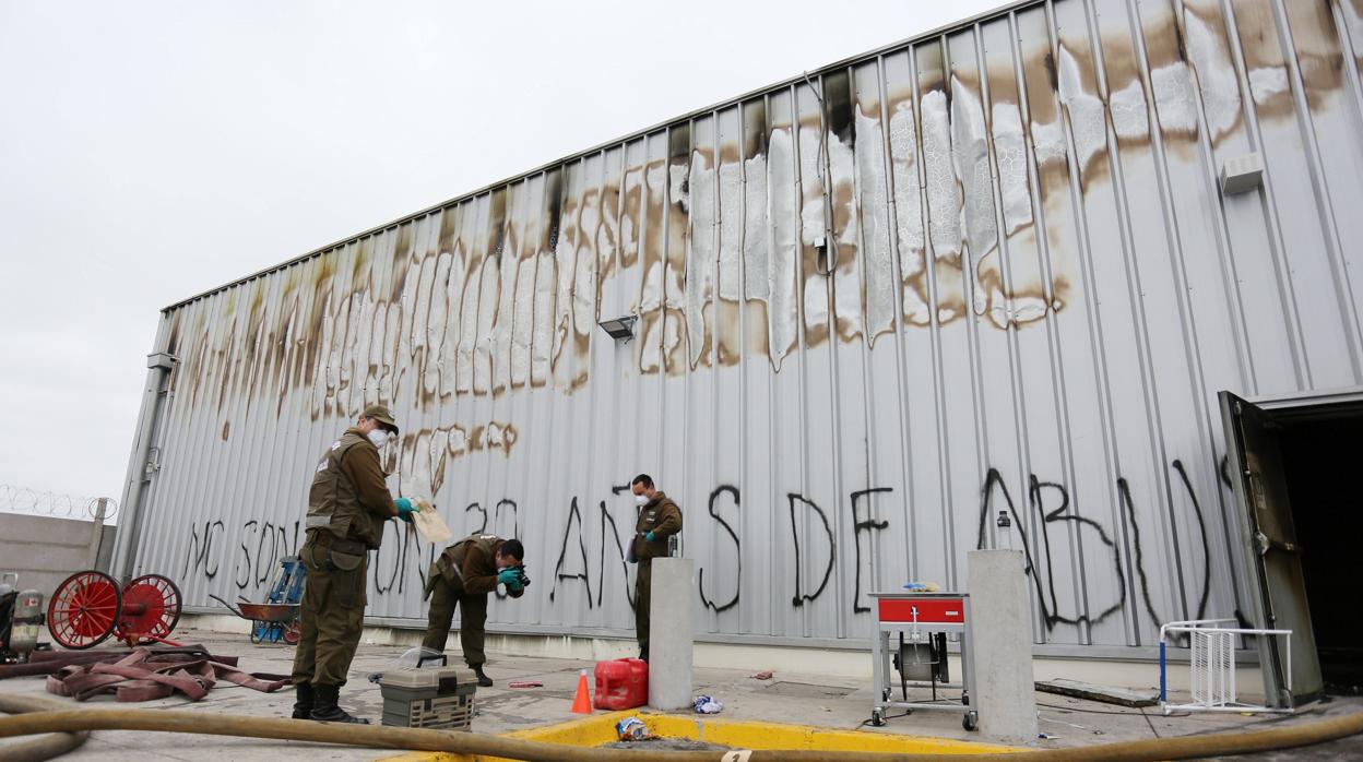 Peritos policiales realizan pesquisas en el supermercado de la cadena Walmart, que resultó quemado y saqueado durante las manifestaciones por el alza en el precio del billete de metro