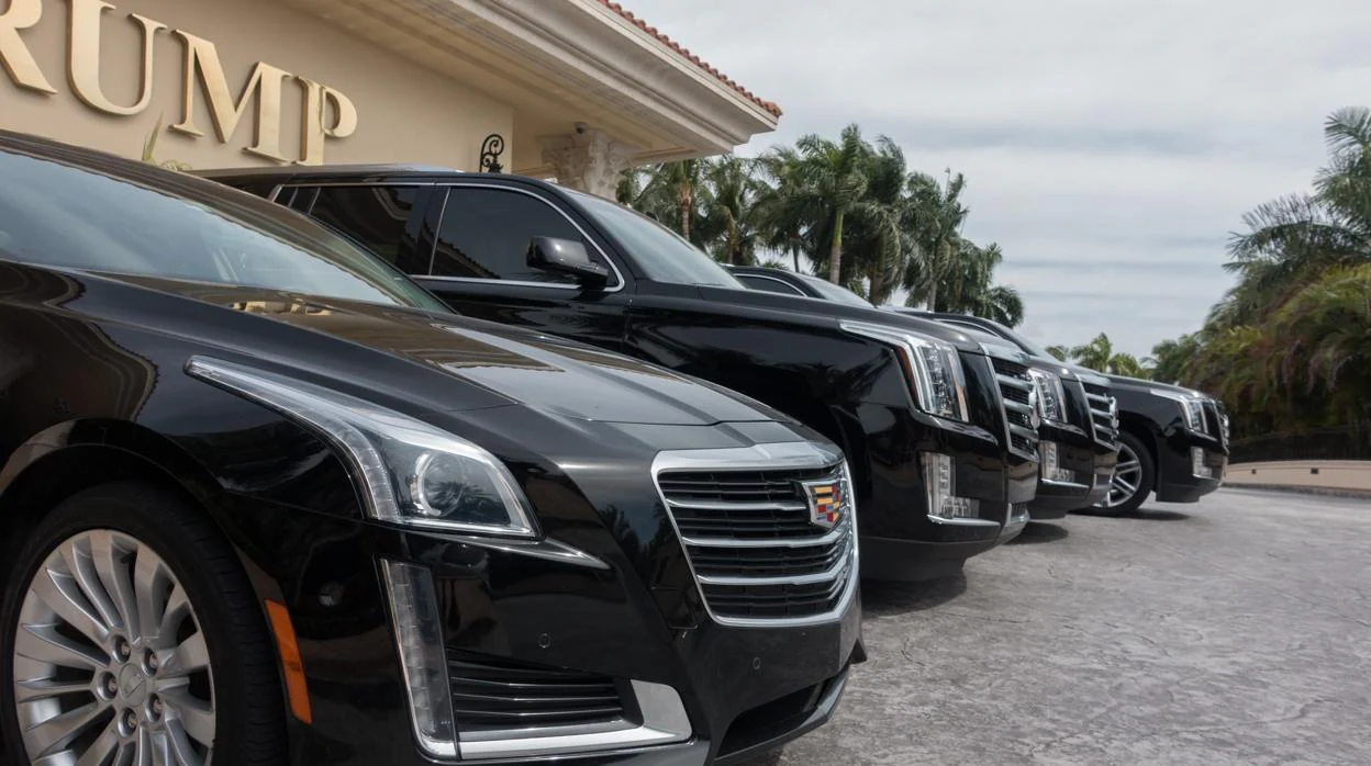 Cadillac aparcados a la puerta del hotel Trump Nacional Doral en Miami
