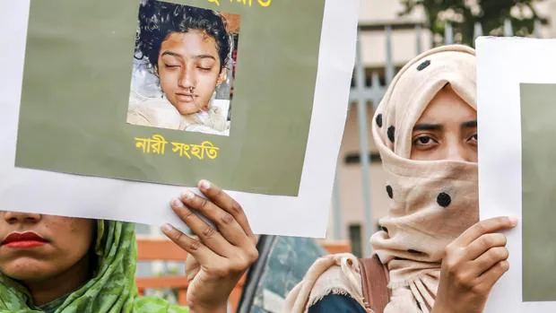 Condenados a muerte 16 acusados de quemar viva a una joven en Bangladesh