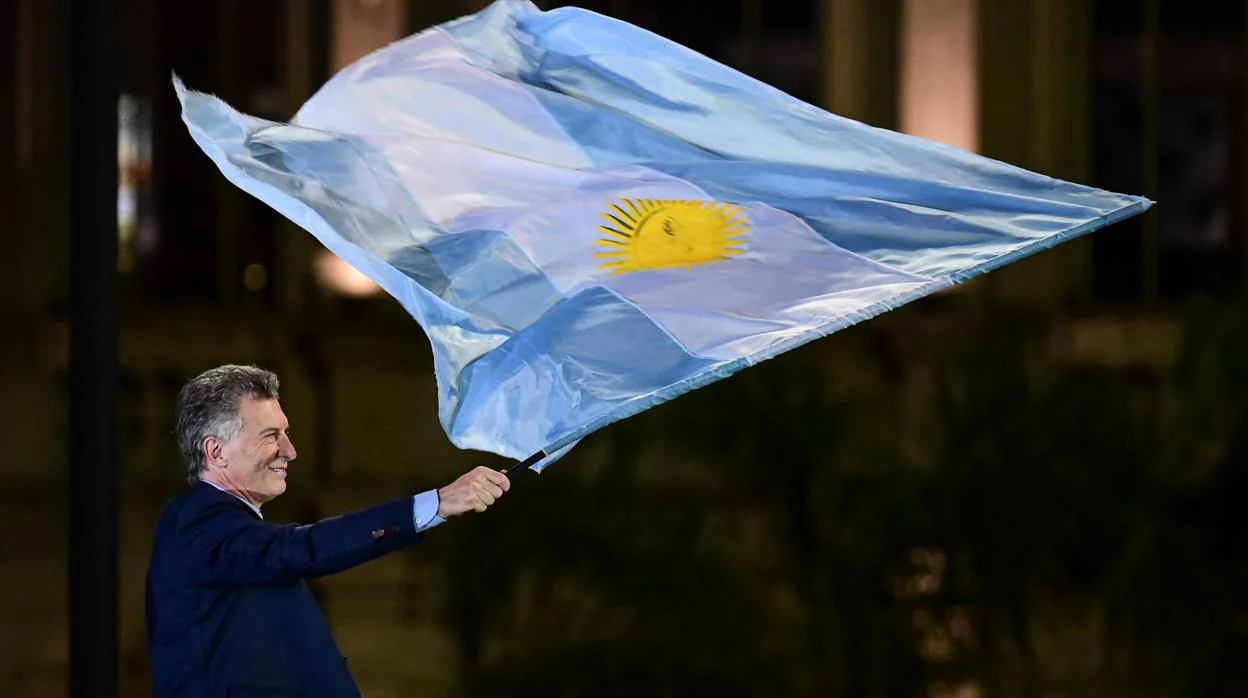 Fernández cierra la campaña entre lágrimas y Macri pletórico