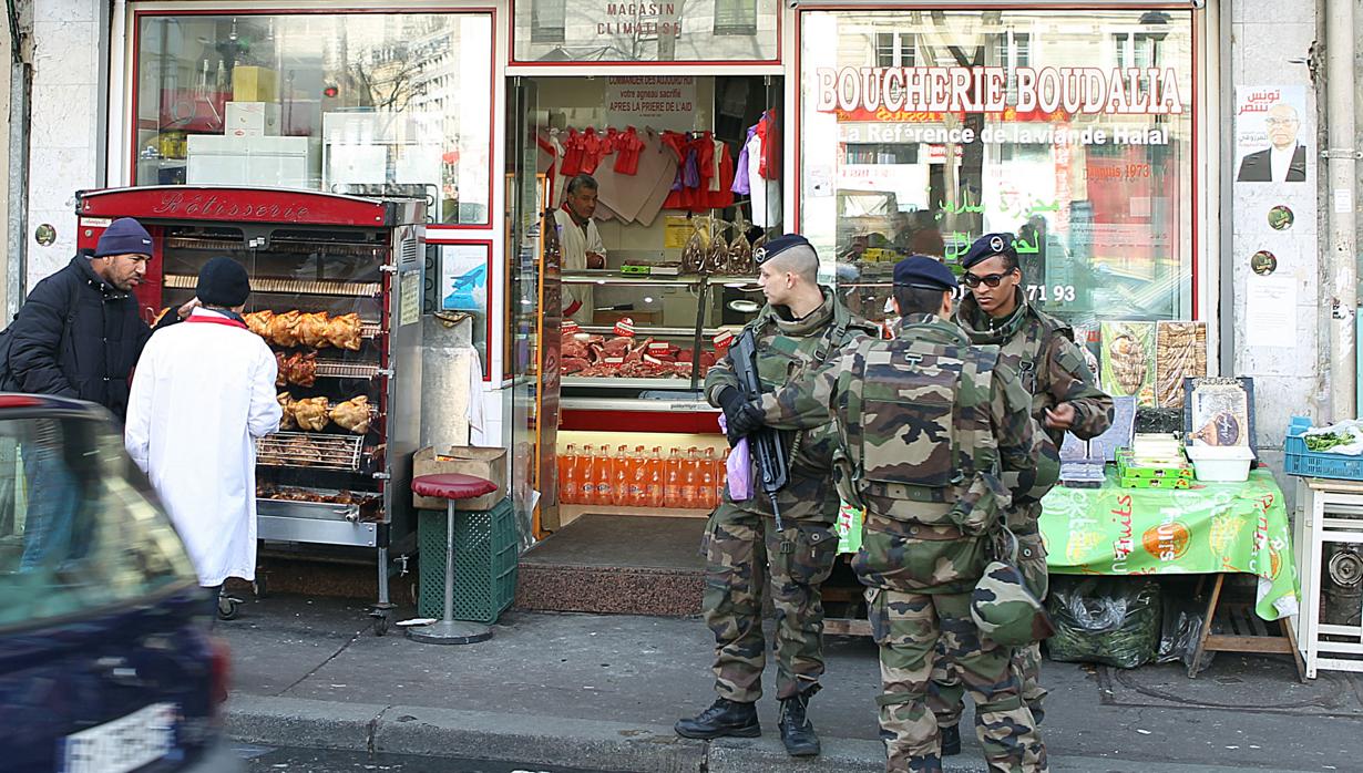 Militares armadas en una calle francesa