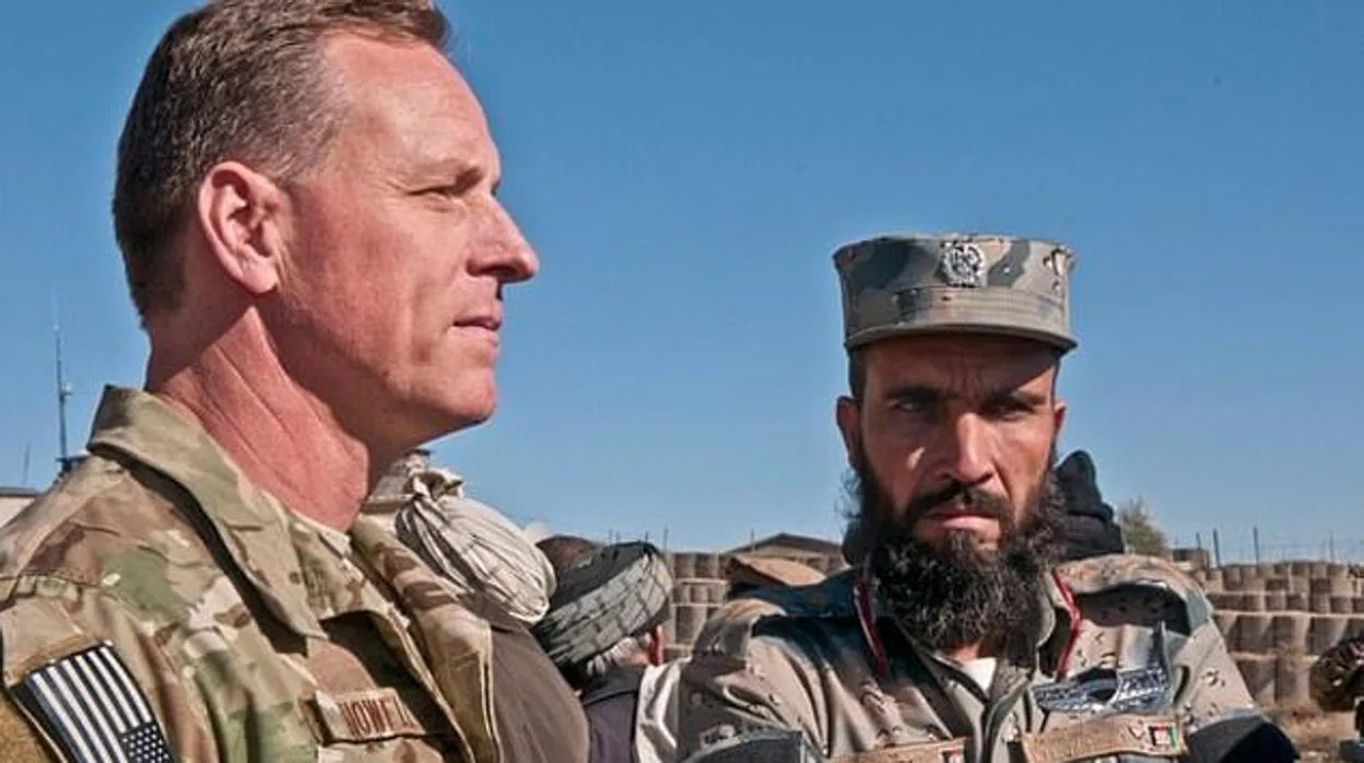 Scott Howell, izquierda, comandante del Comando Conjunto de Operaciones Especiales, en una imagen en Afganistán