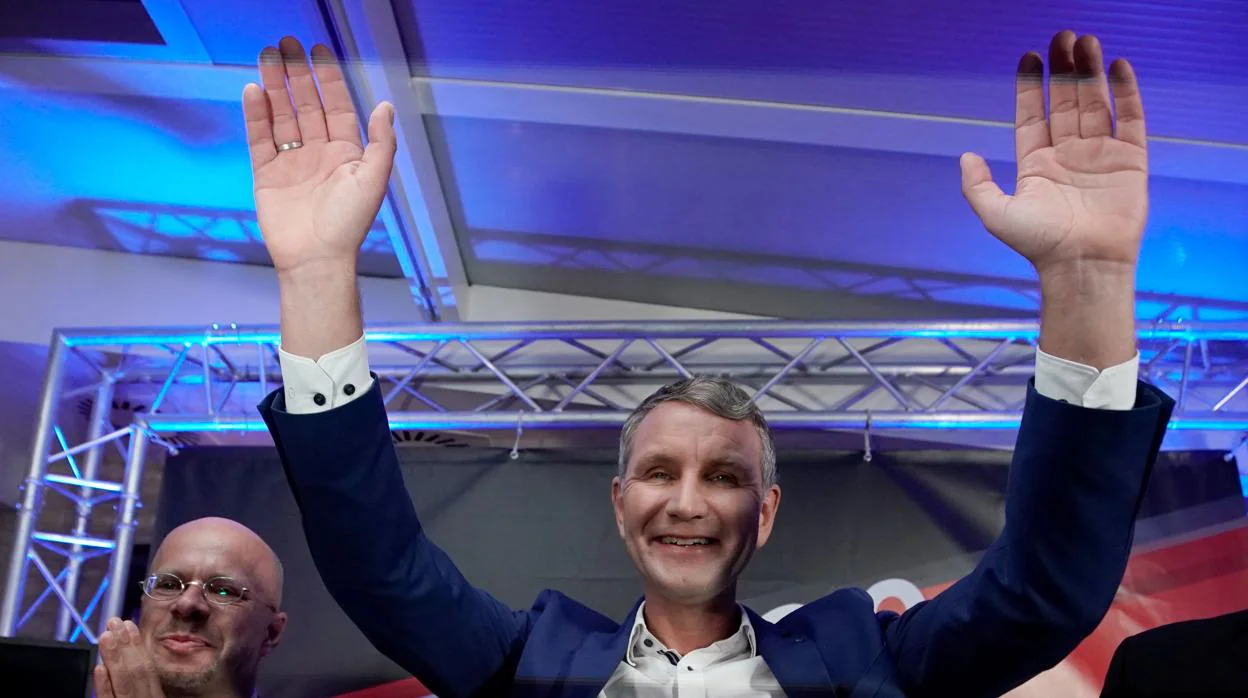 El presidente y candidato de AfD en Turingia, Bjoern Hoecke, celebra los resultados en las elecciones