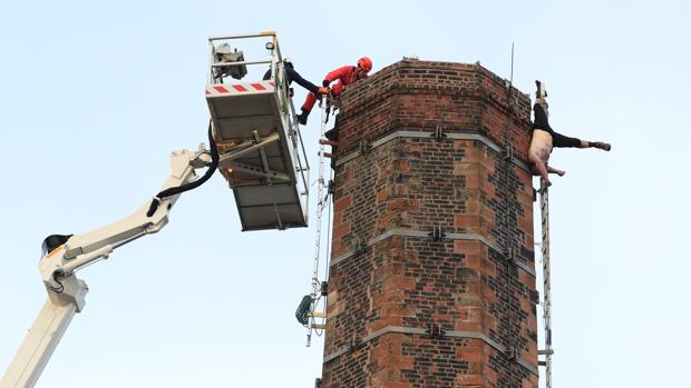 Muere tras permanecer quince horas colgado de una chimenea de 80 metros de alto en Inglaterra