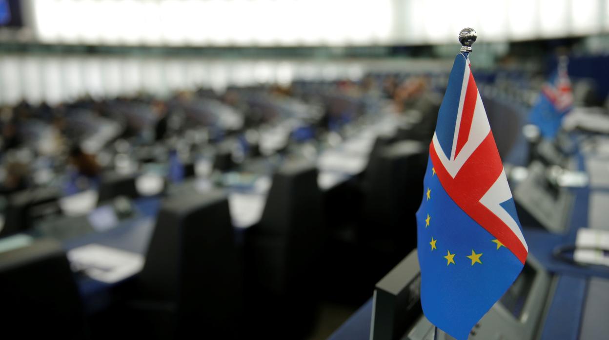 Bandera que representa a la UE y las banderas británicas durante un debate sobre la última cumbre de la UE y el Brexit en el Parlamento Europeo en Estrasburgo