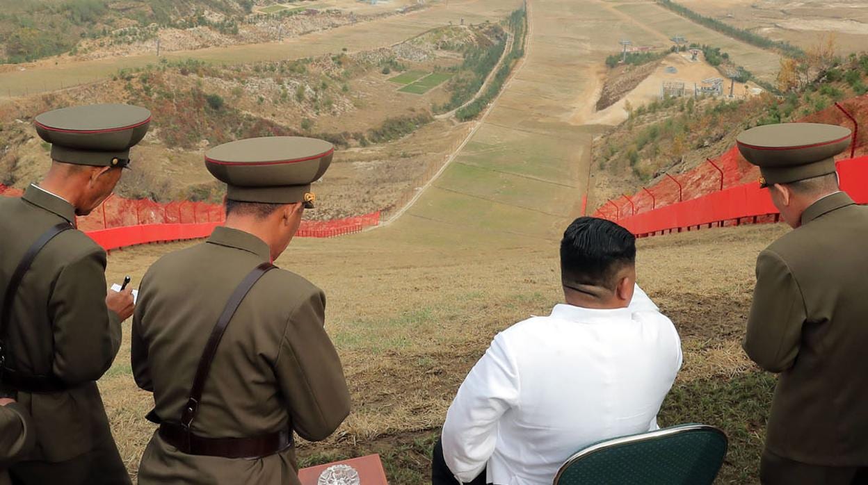 El líder de Corea del Norte, Kim Jong-un, rodeado de militares