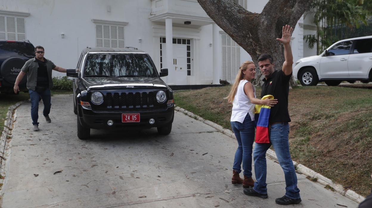 Leopoldo López y su esposa saludan desde la residencia del embajador español