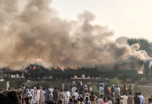 Al menos 73 muertos por la explosión de una bombona de gas en un tren en Pakistán