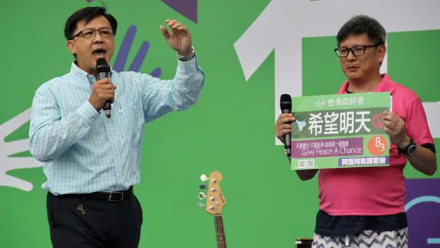 Apuñalado en Hong Kong el diputado Junius Ho, el político más odiado por los manifestantes